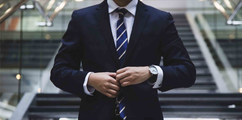 Mann im Anzug wird von einem Bewerbungsfoto Fotograf in Jena fotografiert