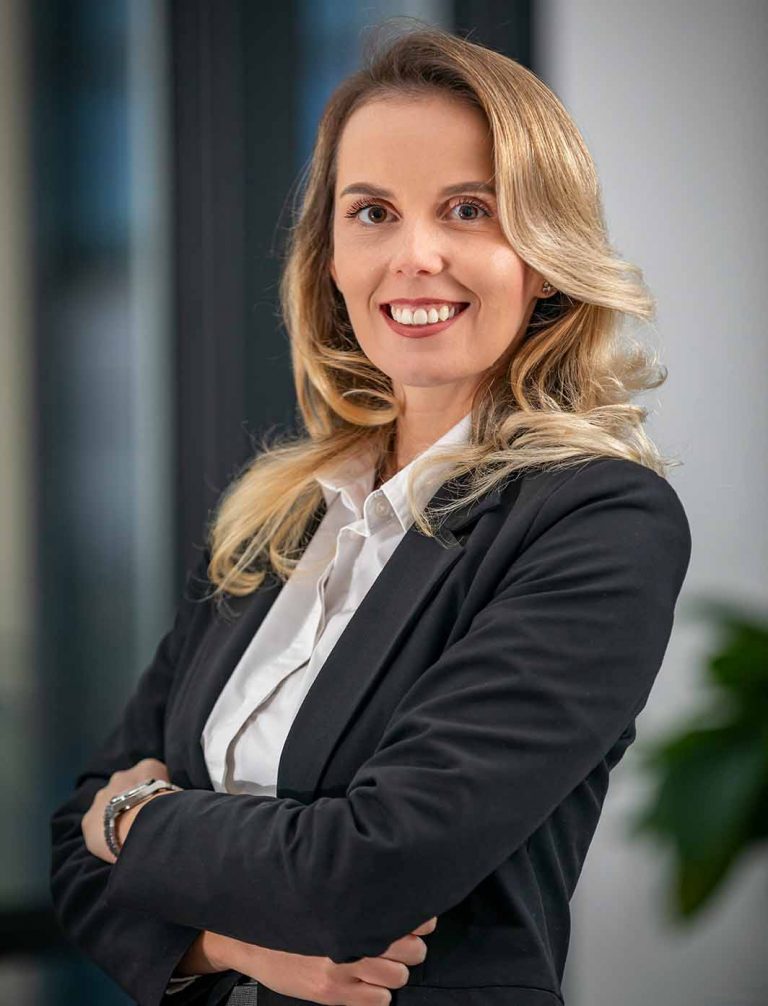 Bewerbungsfoto von einer Frau mit Blazer und weißer Bluse.